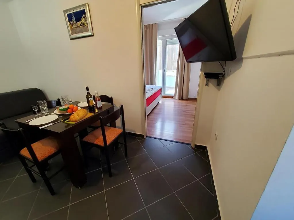 Charming Apartment 3 Sleeps 4 Guests Split 0*,