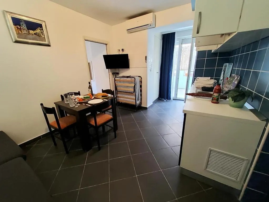 Charming Apartment 3 Sleeps 4 Guests Split
