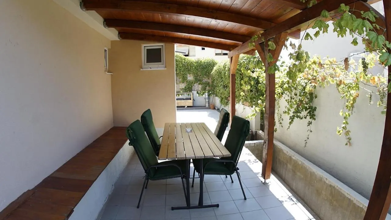 Charming Apartment 3 Sleeps 4 Guests Split