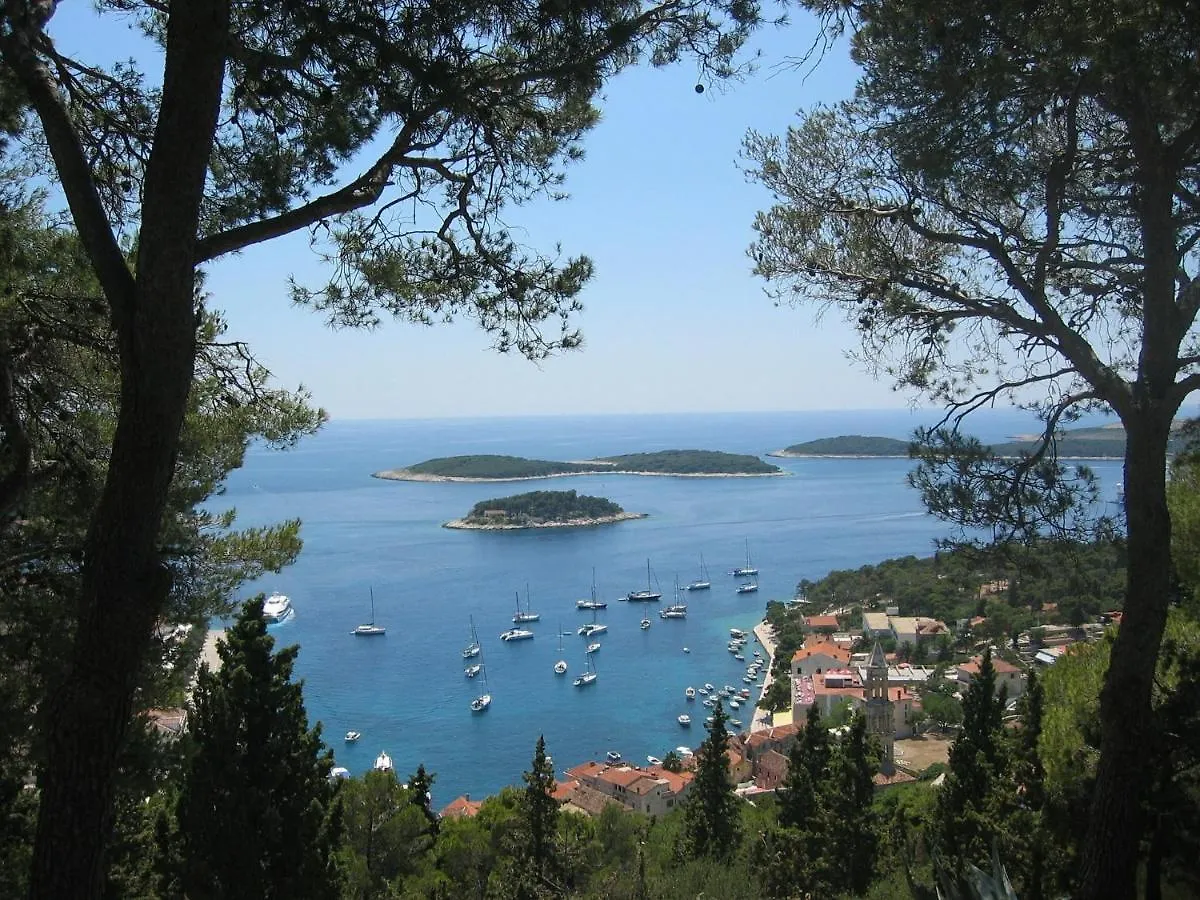 Charming Apartment 3 Sleeps 4 Guests Split